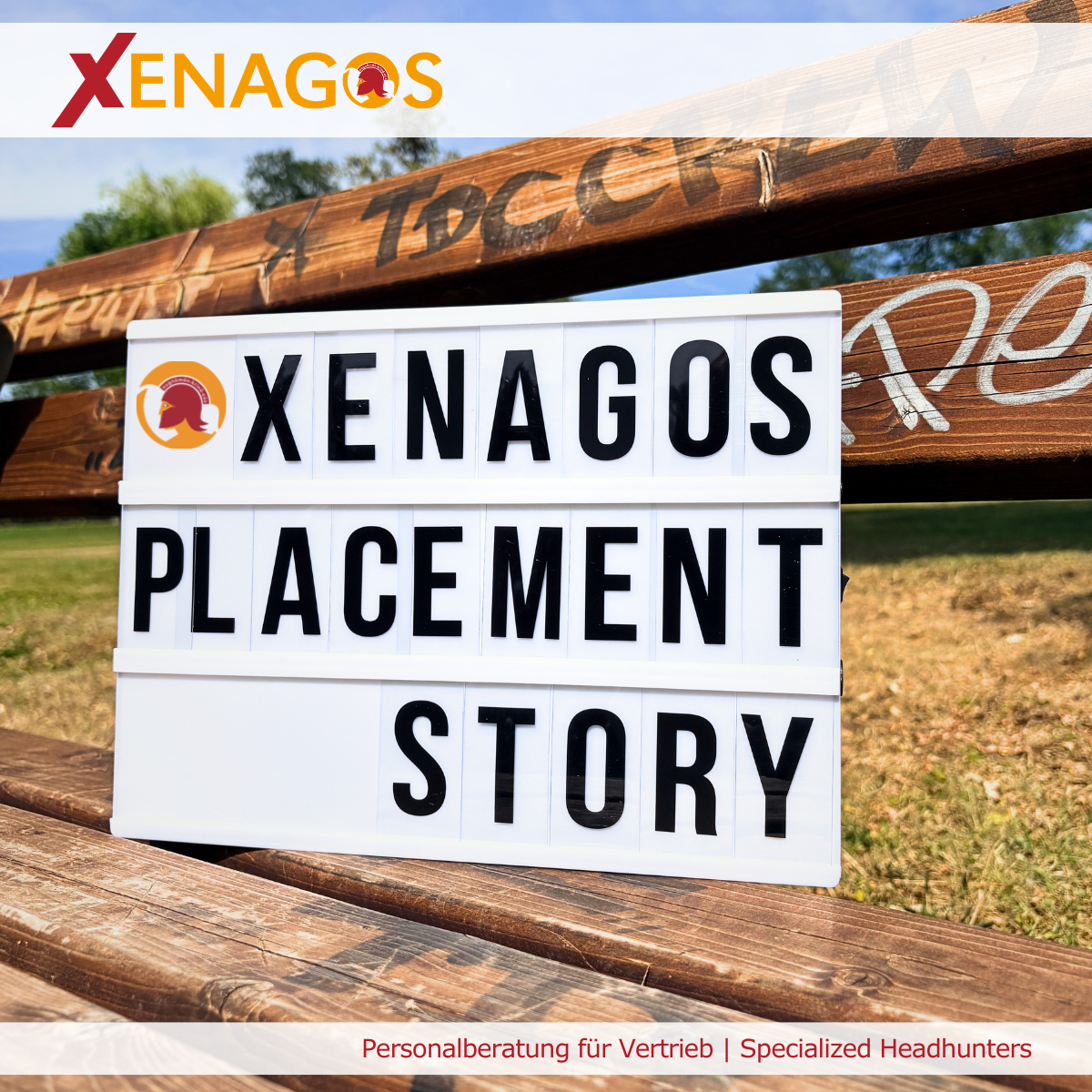 Leuchtschild mit der Aufschrift „Xenagos Placement Story“ auf einer Parkbank. Das Bild steht für die erfolgreiche und diskrete Besetzung einer Geschäftsführungsposition im Rahmen eines unternehmerischen Generationswechsels.