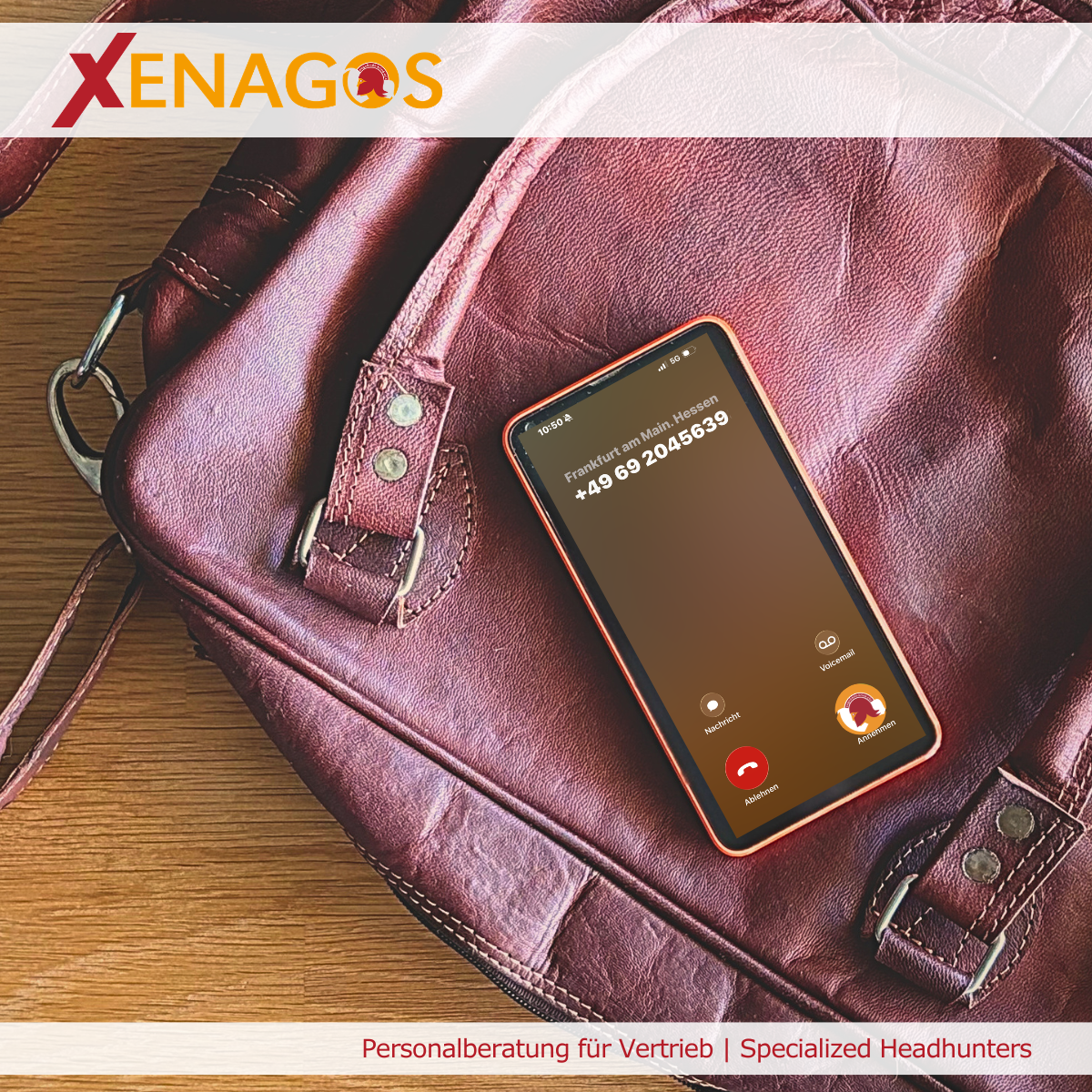 Smartphone mit eingehendem Anruf auf einer Ledertasche. Das Bild veranschaulicht die telefonische Direktansprache als persönlichen und unmittelbaren Weg, um qualifizierte Fach- und Führungskräfte gezielt zu erreichen.