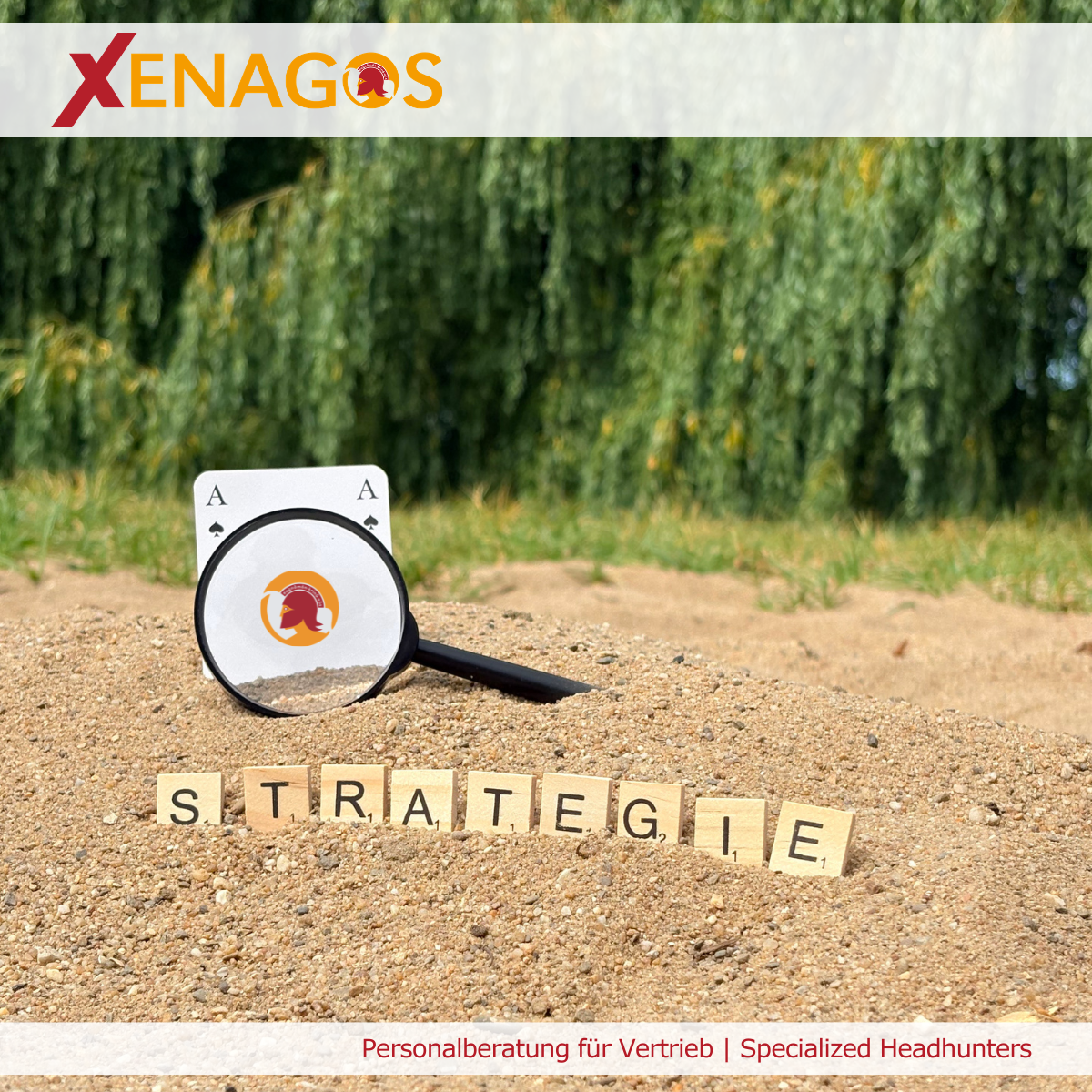Lupe vor einer Spielkarte mit Xenagos-Symbol sowie Buchstabenwürfel mit dem Wort „Strategie“. Das Bild veranschaulicht die Rolle eines Headhunters als strategischer Partner für HR und Geschäftsführung bei der gezielten Besetzung von Schlüsselpositionen.