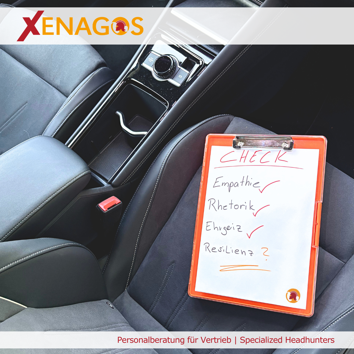 Klemmbrett auf dem Beifahrersitz eines Autos mit den handschriftlich notierten Soft Skills Empathie, Rhetorik, Ehrgeiz und Resilienz. Das Bild veranschaulicht, welche persönlichen Kompetenzen für den Erfolg im Außendienst entscheidend sind.